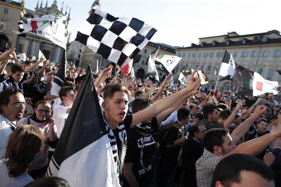 Alla notizia della sconfitta della Roma, i tifosi bianconeri hanno dato il via ai festeggiamenti. Cori, sciarpe e bandiere: i caroselli hanno preso il via da piazza San Carlo, a Torino. Afp